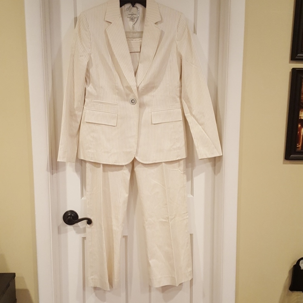 Anne Klein pinstrip 2pc suit Size 8 Excel cond